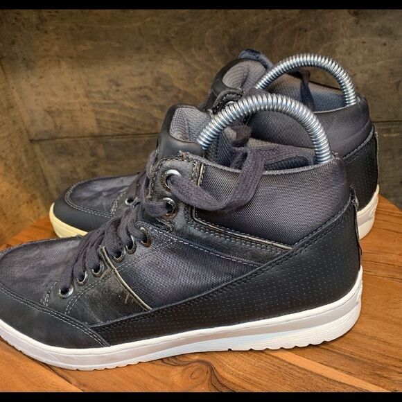 Guess boys shoes, Sz 8.5.   Inv 5064 - Picture 2 of 6